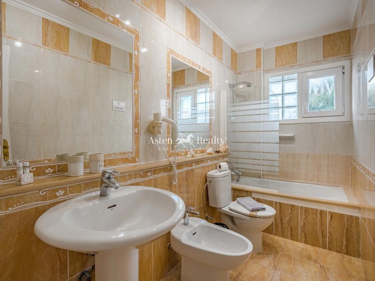 Villa for Sale in San Eugenio Alto, Tenerife 11