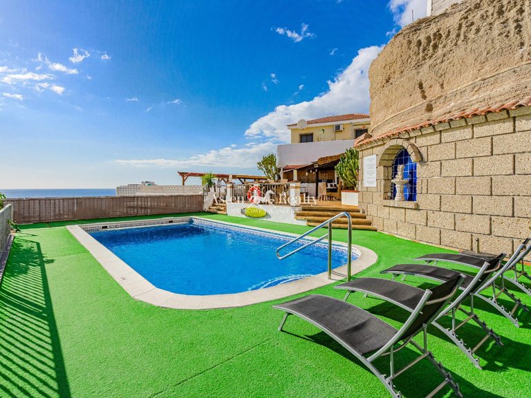 Villa for Sale in San Eugenio Alto, Tenerife 3