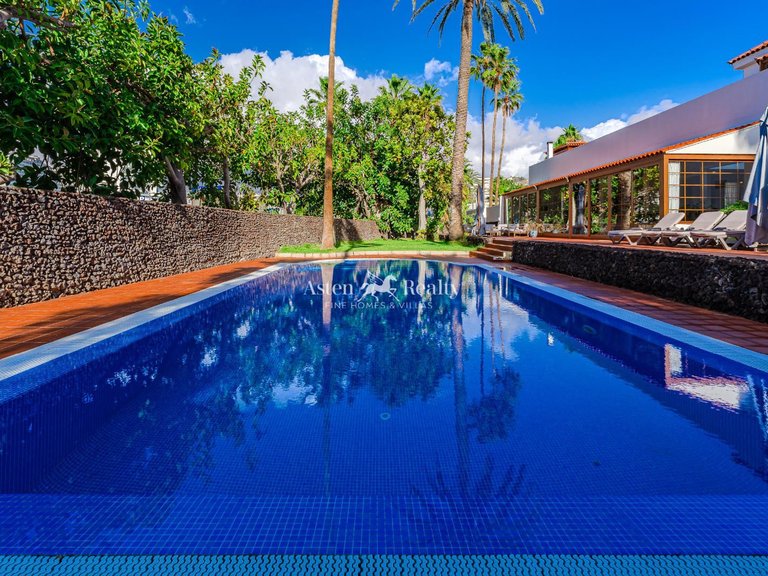 Villa for Sale in Playa De Las Américas, Tenerife 1