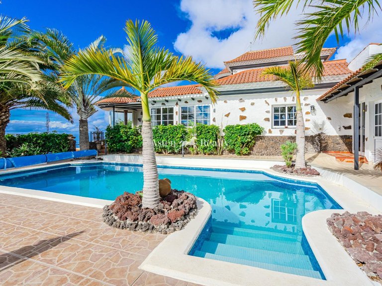 Villa for Sale in Adeje, Tenerife 1