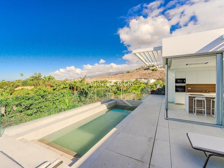 Villa for Sale in San Eugenio Alto, Tenerife 10