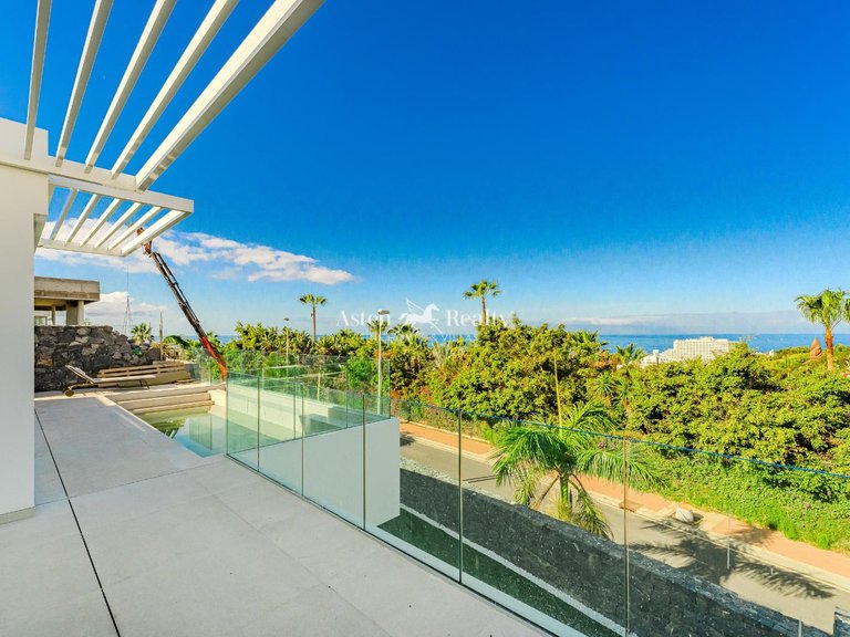 Villa for Sale in San Eugenio Alto, Tenerife 14