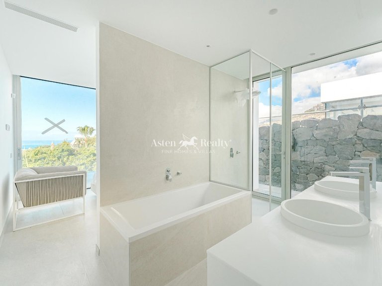 Villa for Sale in San Eugenio Alto, Tenerife 17