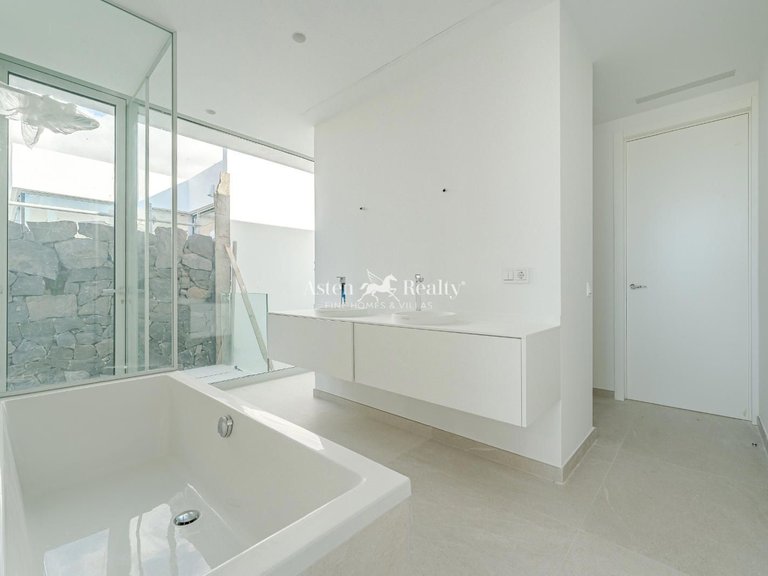 Villa for Sale in San Eugenio Alto, Tenerife 18