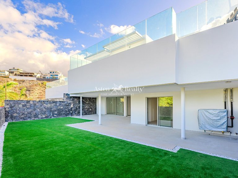 Villa for Sale in San Eugenio Alto, Tenerife 21