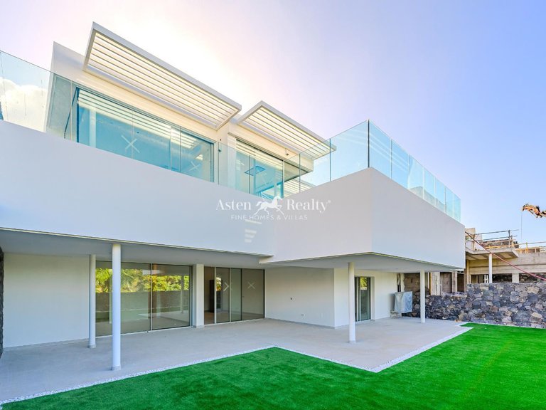 Villa for Sale in San Eugenio Alto, Tenerife 1