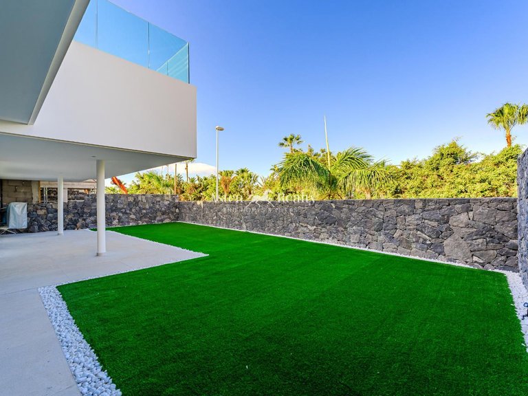 Villa for Sale in San Eugenio Alto, Tenerife 24