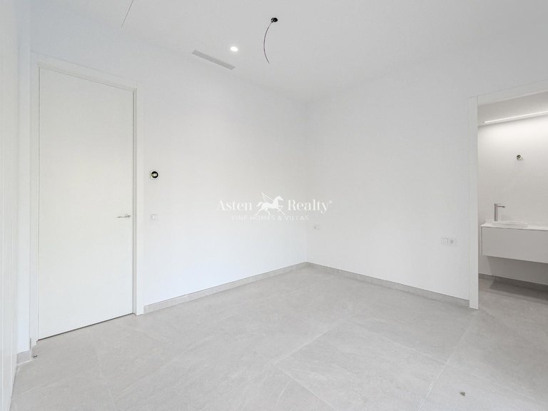 Villa for Sale in San Eugenio Alto, Tenerife 28