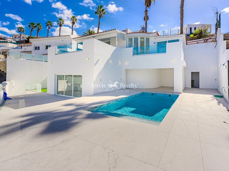 Villa for Sale in San Eugenio Alto, Tenerife 2