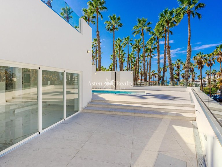 Villa for Sale in San Eugenio Alto, Tenerife 1