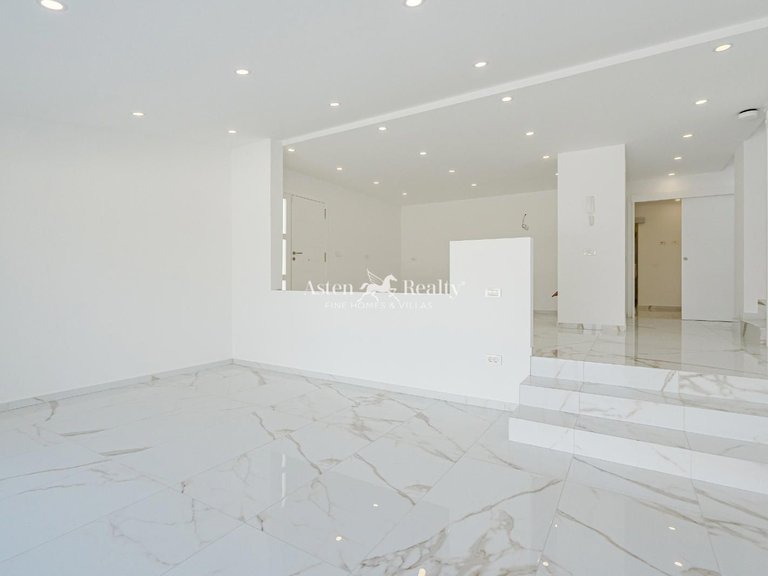 Villa for Sale in San Eugenio Alto, Tenerife 6