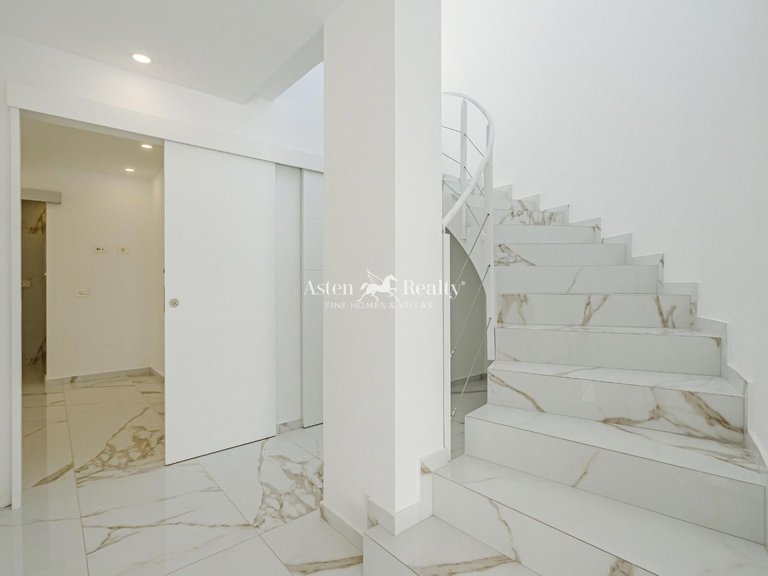 Villa for Sale in San Eugenio Alto, Tenerife 13