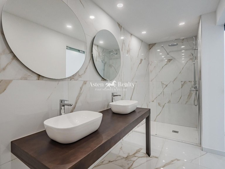 Villa for Sale in San Eugenio Alto, Tenerife 12