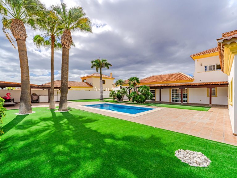 Villa for Sale in Golf Del Sur, Tenerife 1