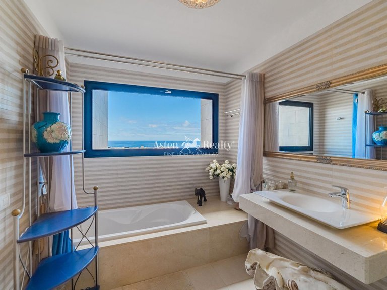 Villa for Sale in San Eugenio Alto, Tenerife 26