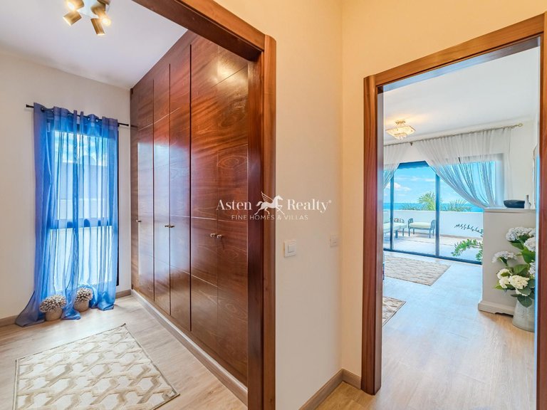 Villa for Sale in San Eugenio Alto, Tenerife 24