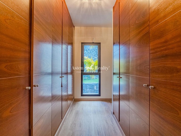 Villa for Sale in San Eugenio Alto, Tenerife 25