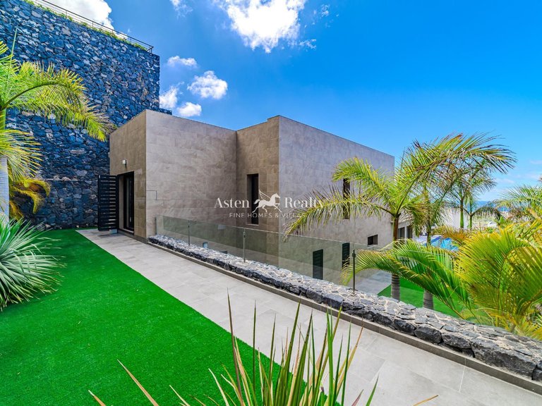 Villa for Sale in San Eugenio Alto, Tenerife 30