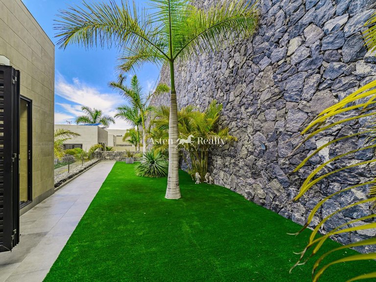 Villa for Sale in San Eugenio Alto, Tenerife 29