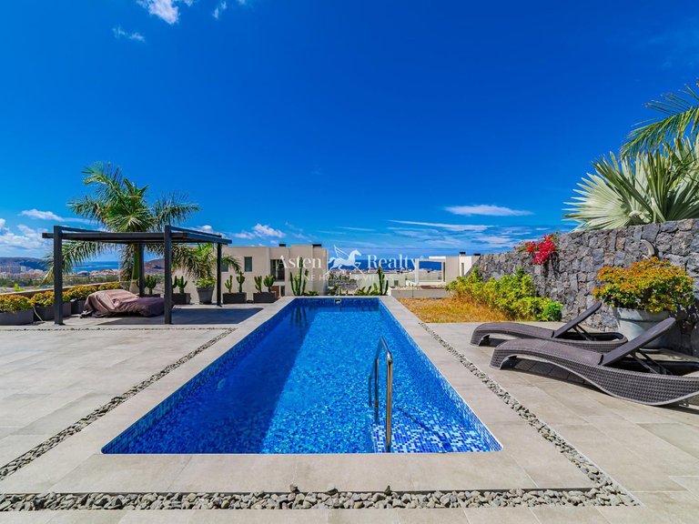 Villa for Sale in San Eugenio Alto, Tenerife 2