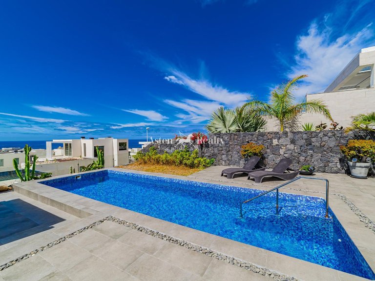 Villa for Sale in San Eugenio Alto, Tenerife 1