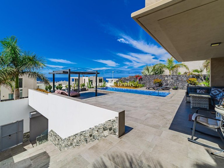 Villa for Sale in San Eugenio Alto, Tenerife 4