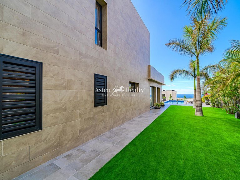 Villa for Sale in San Eugenio Alto, Tenerife 14