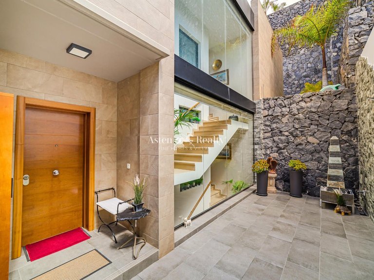 Villa for Sale in San Eugenio Alto, Tenerife 5