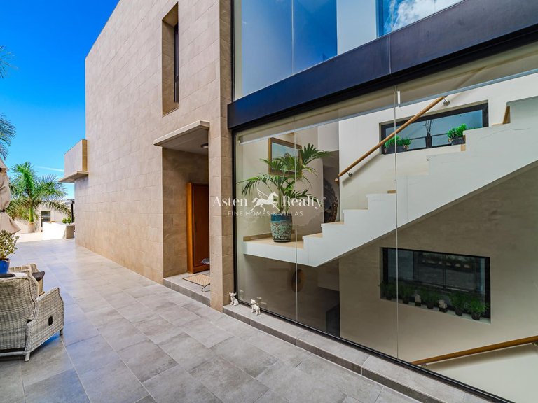 Villa for Sale in San Eugenio Alto, Tenerife 16