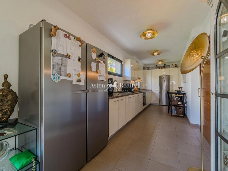 Villa for Sale in San Eugenio Alto, Tenerife 11