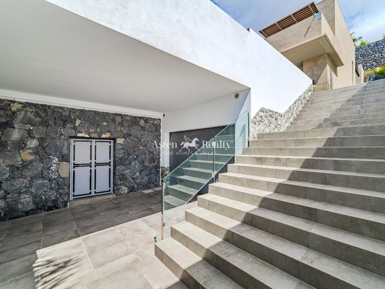 Villa for Sale in San Eugenio Alto, Tenerife 32