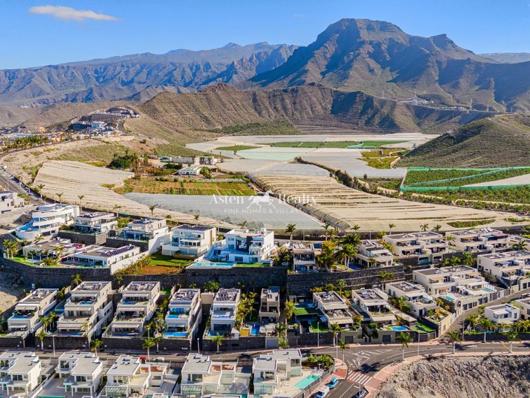 Villa for Sale in San Eugenio Alto, Tenerife 33