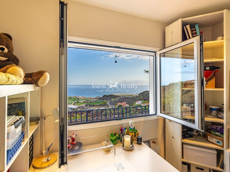 Villa for Sale in Acantilados De Los Gigantes, Tenerife 21