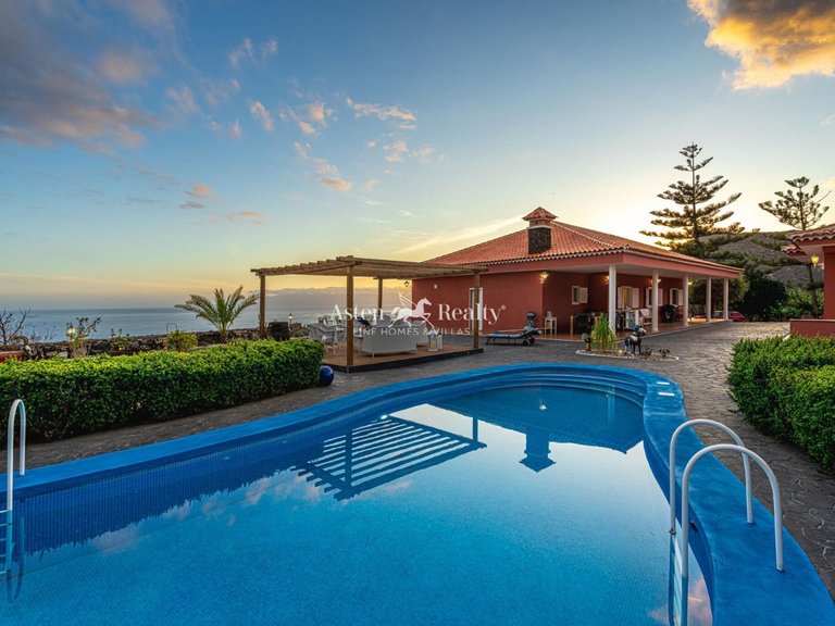 Villa for Sale in Acantilados De Los Gigantes, Tenerife 31