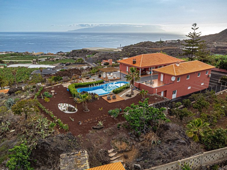Villa for Sale in Acantilados De Los Gigantes, Tenerife 1