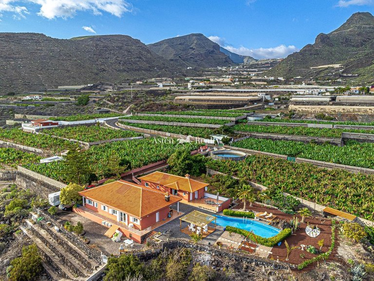 Villa for Sale in Acantilados De Los Gigantes, Tenerife 2