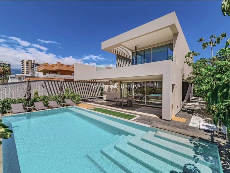 Villa for Sale in Playa De Las Américas, Tenerife 1