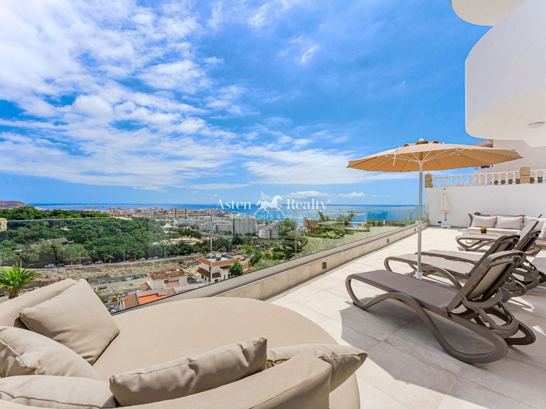 Villa for Sale in San Eugenio Alto, Tenerife 1