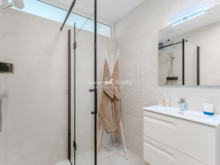 Villa for Sale in San Eugenio Alto, Tenerife 12