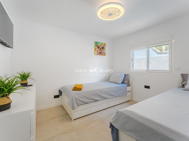 Villa for Sale in San Eugenio Alto, Tenerife 13