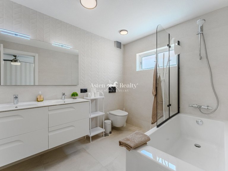 Villa for Sale in San Eugenio Alto, Tenerife 19