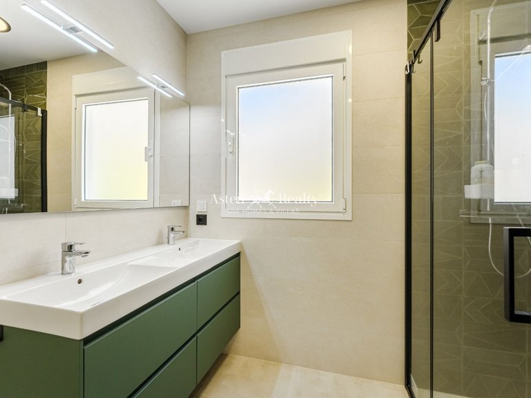 Villa for Sale in San Eugenio Alto, Tenerife 24