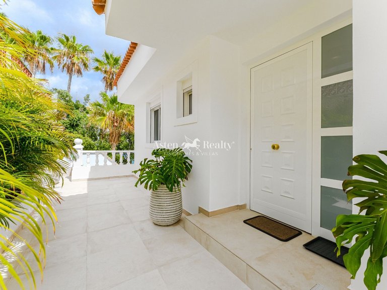 Villa for Sale in San Eugenio Alto, Tenerife 38