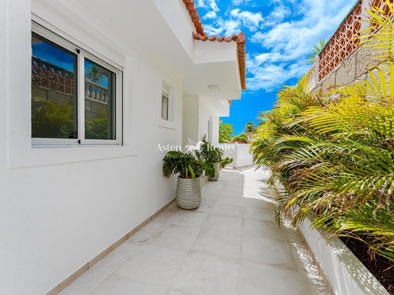 Villa for Sale in San Eugenio Alto, Tenerife 39