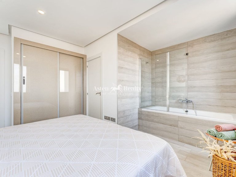 Apartment for Sale in Playa Paraíso, Tenerife 16