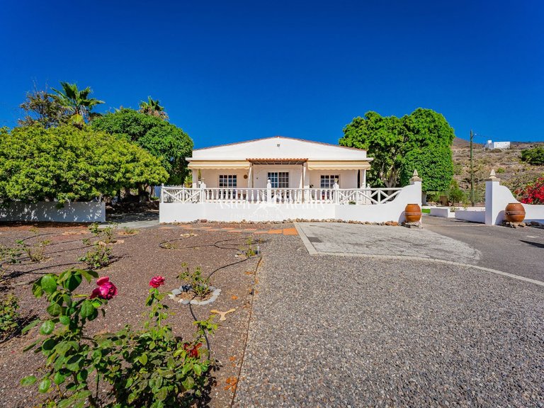 Villa for Sale in Guia De Isora, Tenerife 1