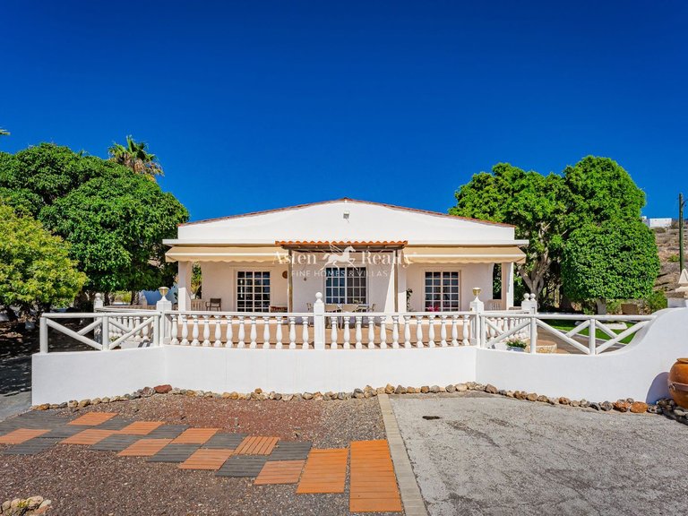 Villa for Sale in Guia De Isora, Tenerife 3