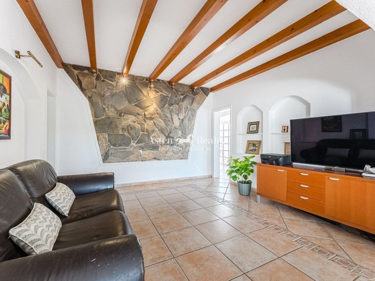 Villa for Sale in Guia De Isora, Tenerife 11