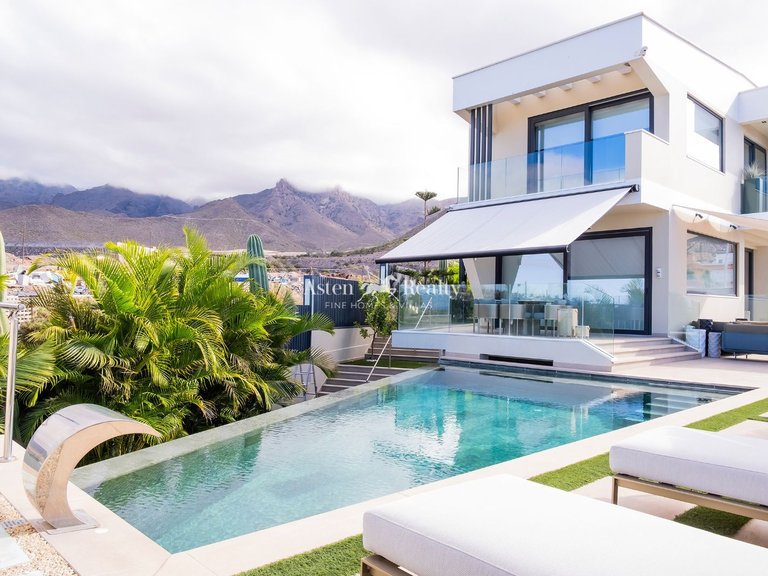 Villa for Sale in Torviscas Alto, Tenerife 1