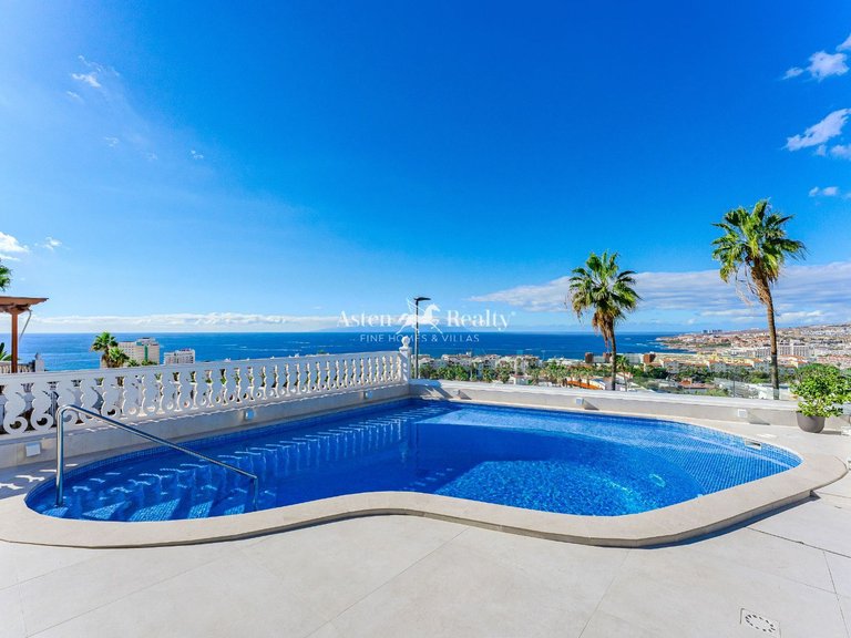 Villa for Sale in San Eugenio Alto, Tenerife 2